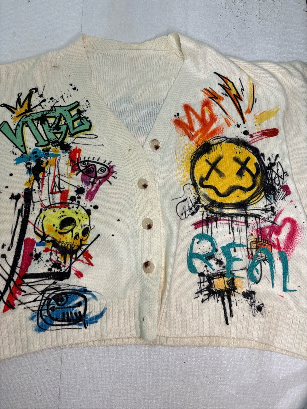 Graphic Cream Cardigan with Multicolor Street Art Print - Picture 4 of 6